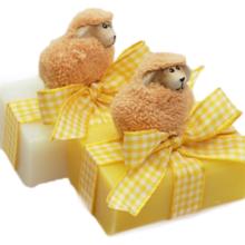 Schapenmelkzeep vierkant 100g, versierd met een pluchen schaapje, Klassiek 