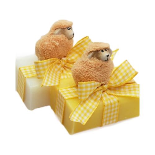 Schapenmelkzeep vierkant 100g, versierd met een pluchen schaapje, Klassiek 