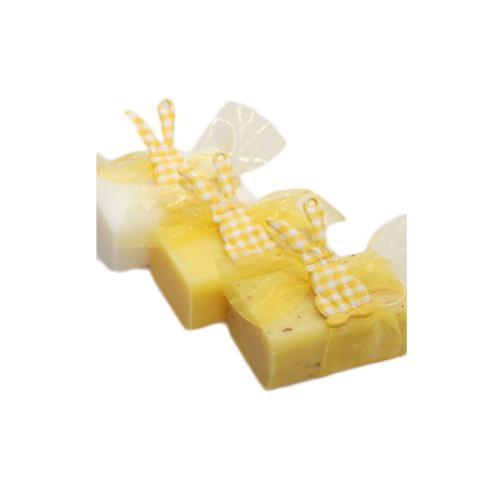 Schapenmelkzeep vierkant 100g, gedecoreerd met stoffen haas, klassiek